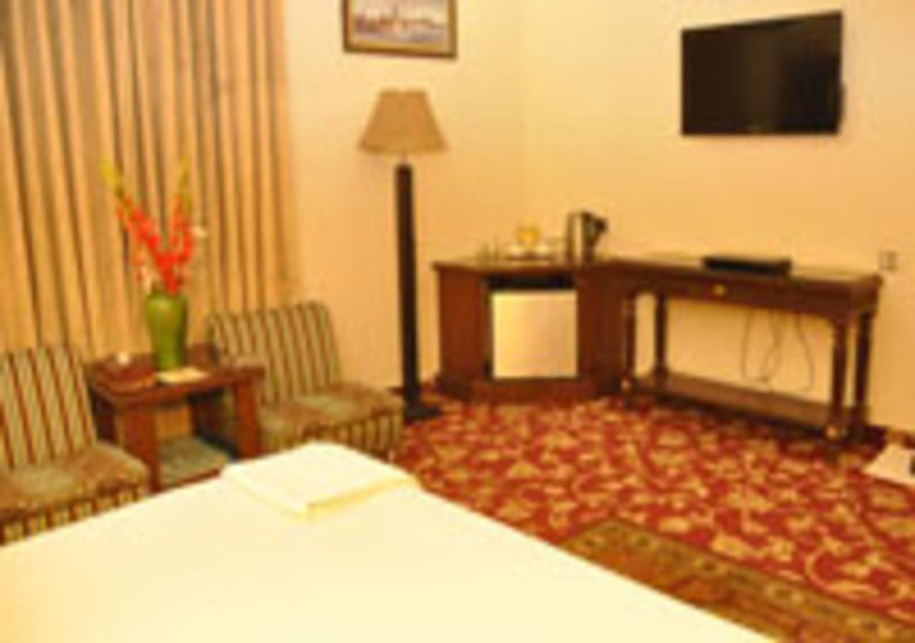 Rajone Hotel Faisalabad Exterior photo