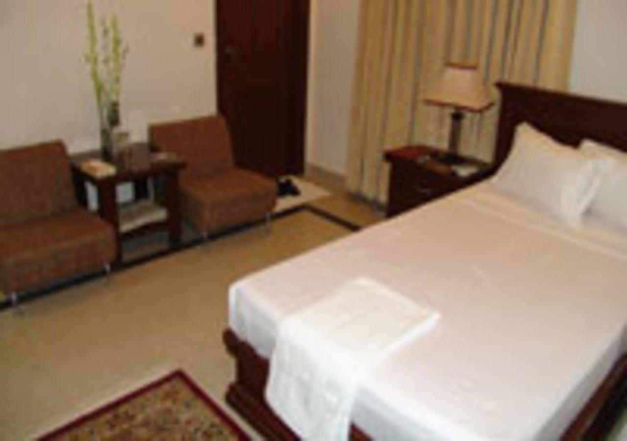 Rajone Hotel Faisalabad Exterior photo